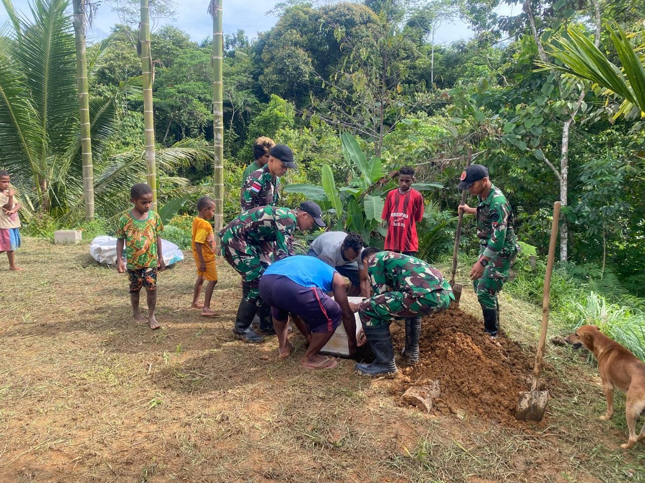 Peduli Warga, Satgas Yonif 126/KC Bantu Pemakaman dan Salurkan Bantuan Sembako di Yomkondo