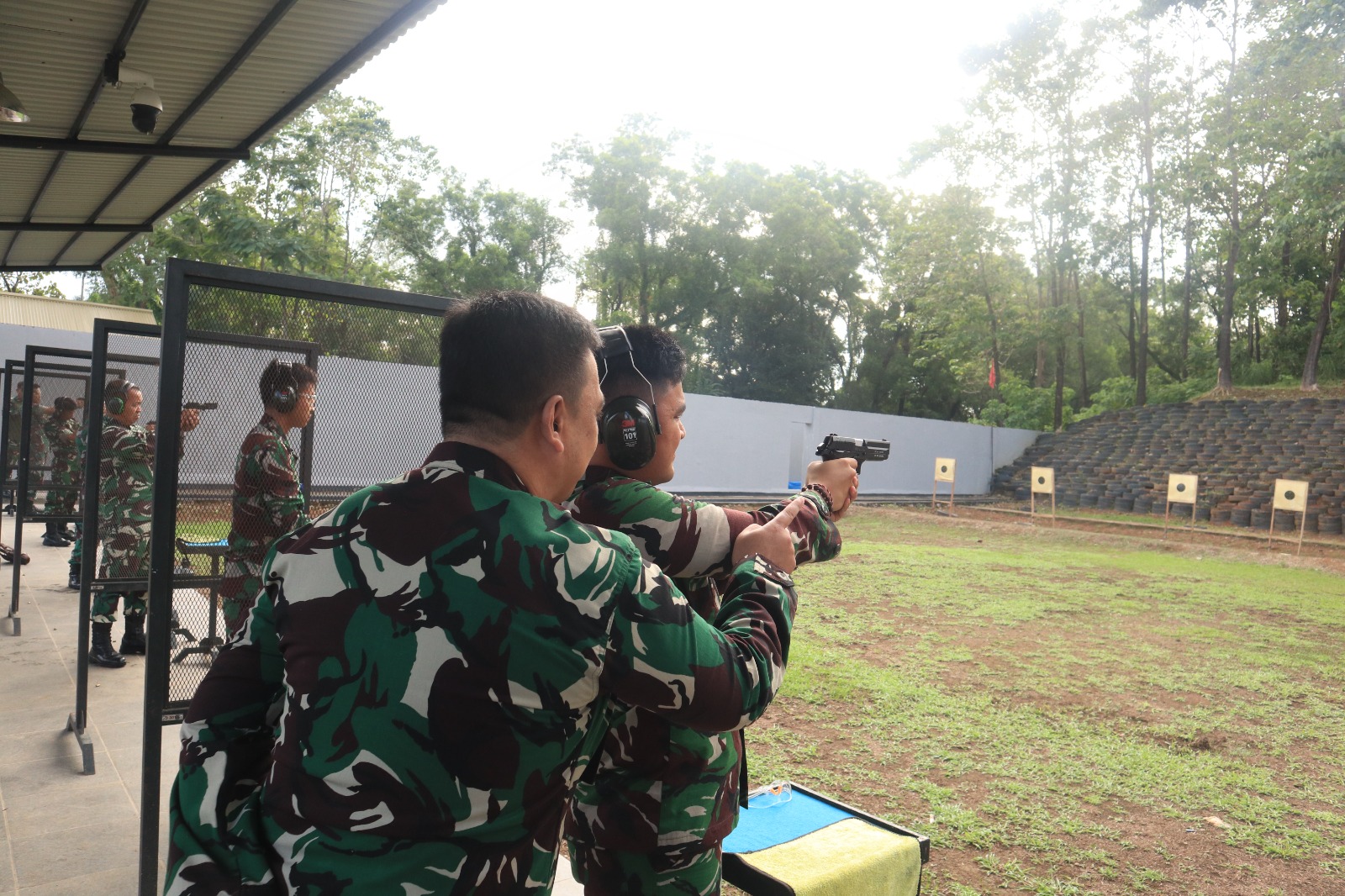 Tingkatkan Kemampuan Prajurit, Lanud Sultan Hasanuddin Gelar Latihan Menembak Pistol