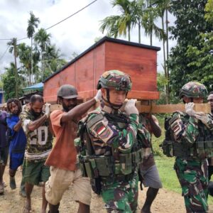 Satgas Yonif 126/KC Bantu Pemakaman Guru Honorer Inspiratif di Kombut