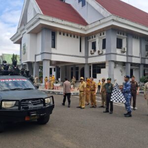 Kadispotdirga Lanud Sultan Hasanuddin Bersama Sekda Kabupaten Pinrang Melepas Parade Festival Dirgantara Bumi Lasinrang Tahun 2025