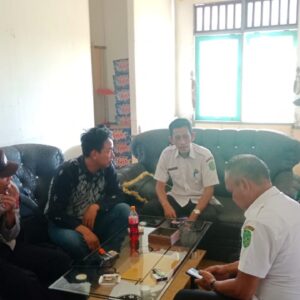 Wujud Sinergitas TNI-Polri, Babinsa dan Bhabinkamtibmas Lakukan Komsos Bersama Staf Desa