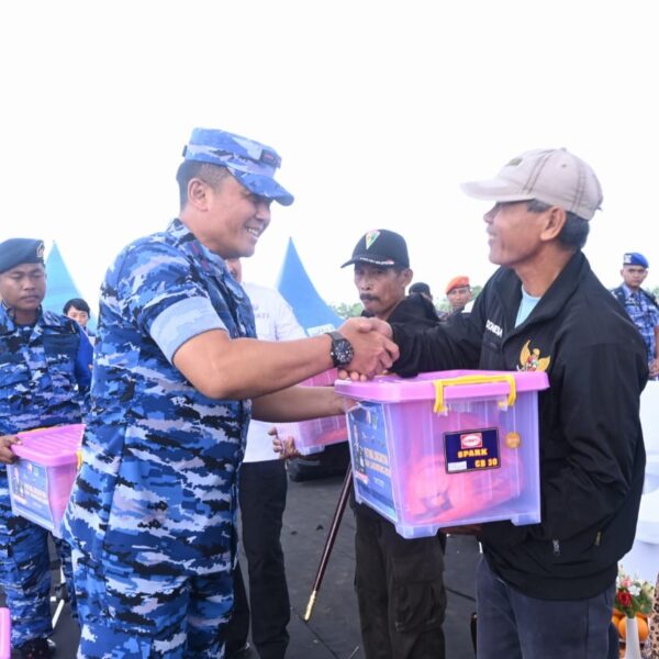 Danlanud Sultan Hasanuddin Bersama Bupati Pinrang Berikan Bantuan Sembako dan Tinjau Sunatan Massal Pada Festival Dirgantara Bumi Lasinrang 2025