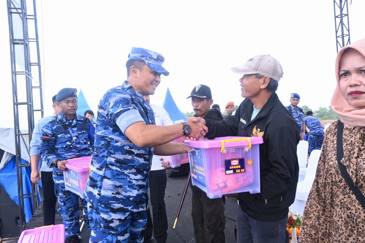 Danlanud Sultan Hasanuddin Bersama Bupati Pinrang Berikan Bantuan Sembako dan Tinjau Sunatan Massal Pada Festival Dirgantara Bumi Lasinrang 2025