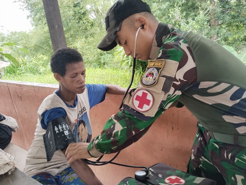 Satgas Yonif 126/KC Pos Arimop Gelar Pelayanan Kesehatan dan Pembelian Hasil Buruan di Pasar Pagi Kampung Maju