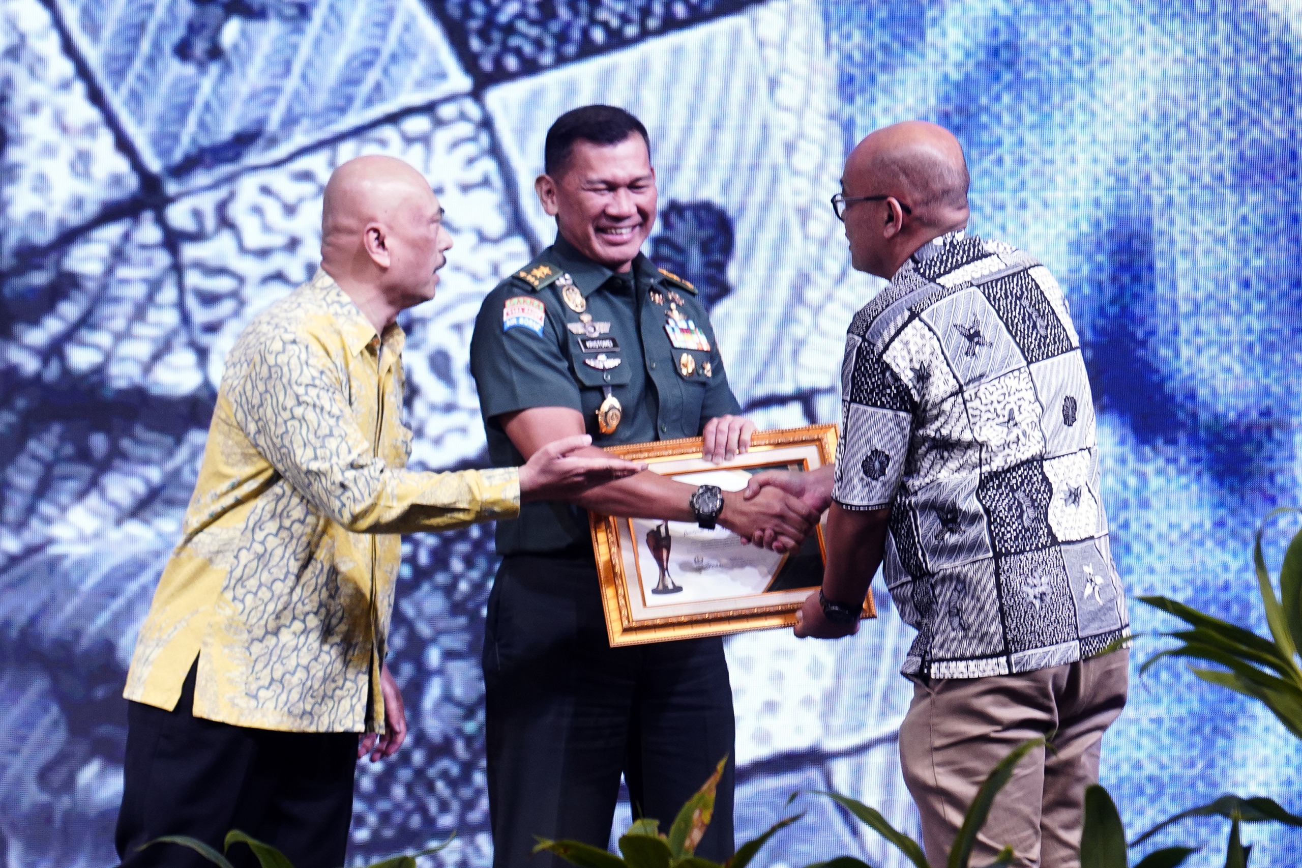 Panglima TNI Raih Penghargaan Pemimpin Visioner di Pimred Award 2025