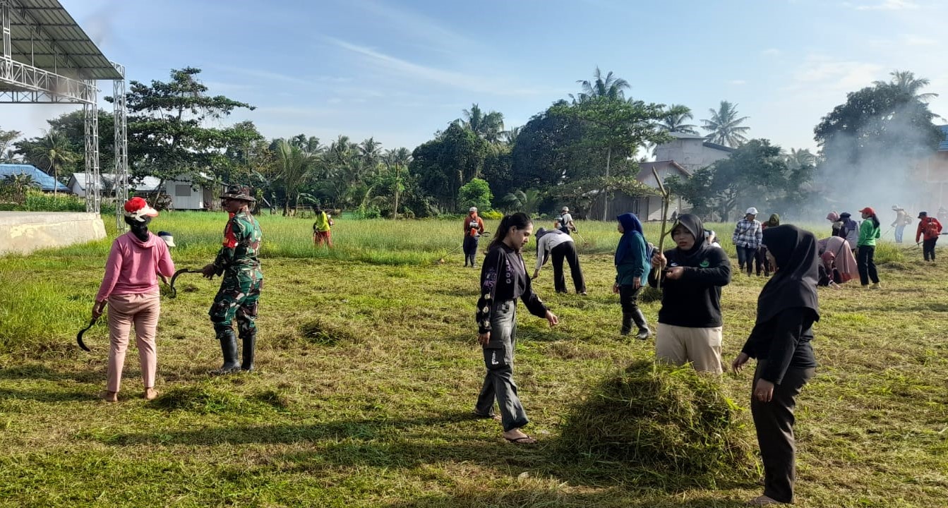 Babinsa Kerta Buana Bersama Warga Kompak Gotong Royong Bersihkan Lapangan Bola