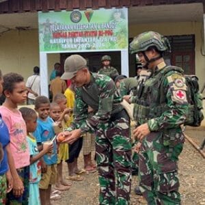 Satgas Yonif 126/KC Salurkan Bantuan dan Layanan Kesehatan di Tembutka Satgas Yonif 126/KC Salurkan Bantuan dan Layanan Kesehatan di Tembutka