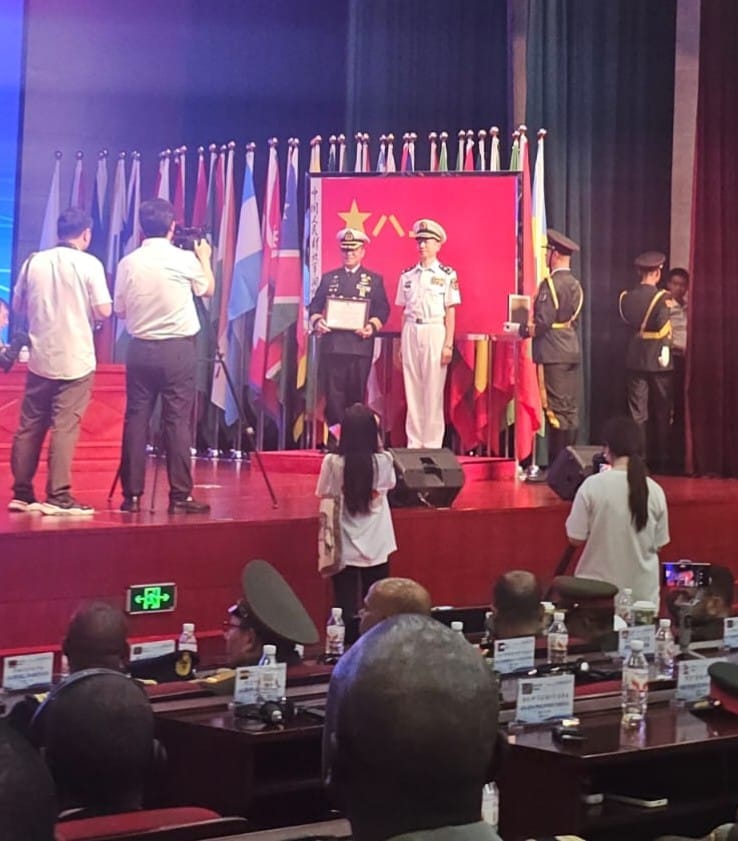 Dua Perwira TNI Lulus Pendidikan Defence and Strategic Studies Course di China