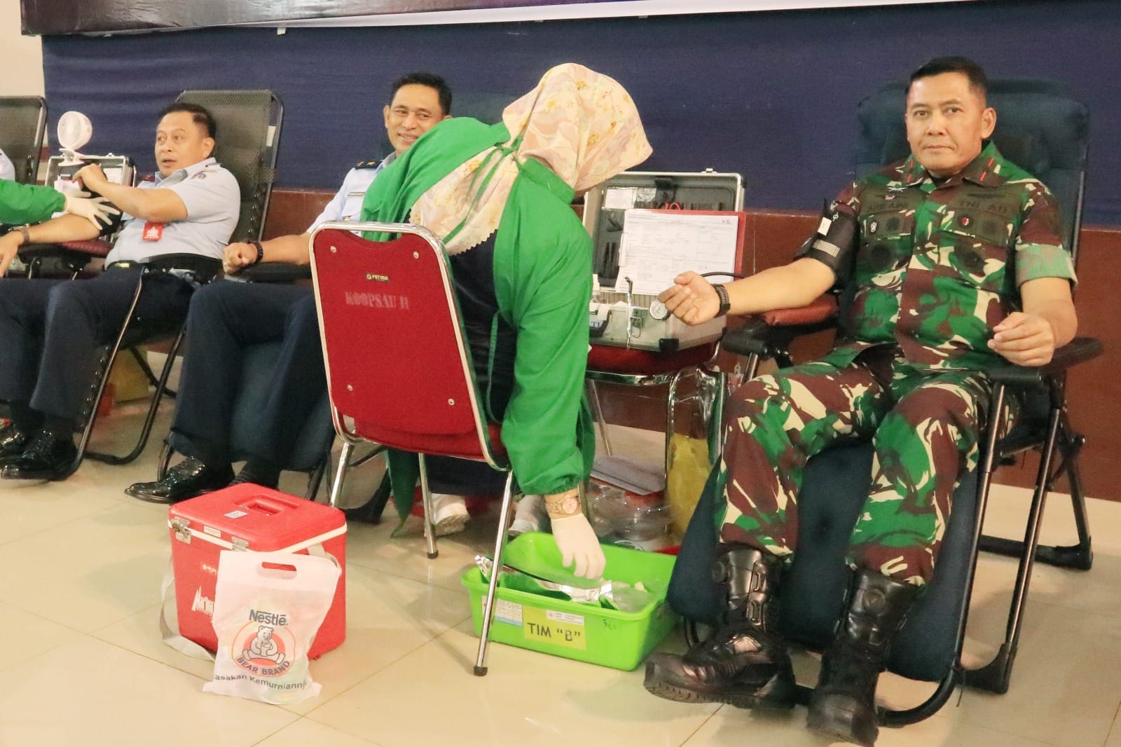 Danlanud Sultan Hasanuddin Donor Darah Pada Kegiatan Bakti Kesehatan Jelang Peringatan Hari Bakti Ke-78 TNI AU