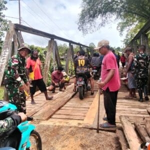 Satgas Yonif 126/KC Bantu Perbaiki Jembatan Oga di Kampung Eksembit Satgas Yonif 126/KC Bantu Perbaiki Jembatan Oga di Kampung Eksembit