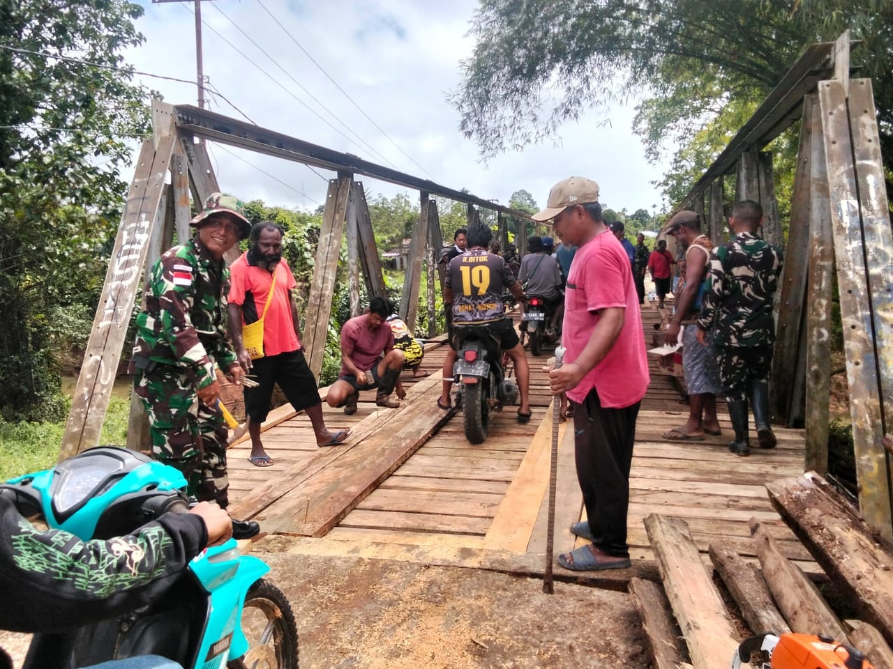 Satgas Yonif 126/KC Bantu Perbaiki Jembatan Oga di Kampung Eksembit