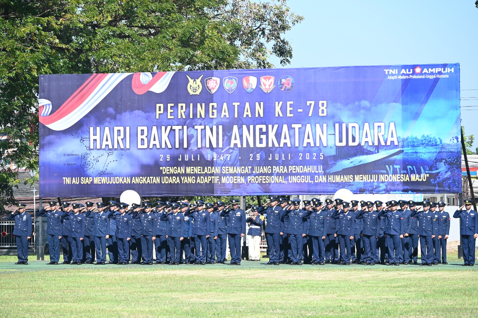 Puncak Peringatan Ke-78 Hari Bakti TNI AU, Personel Lanud Sultan Hasanuddin Ikuti Upacara di Makoopsud II