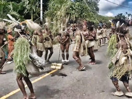 Uskup Agung Merauke dan Satgas 126/KC Satukan Iman di Perbatasan Ninati