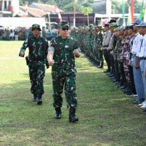 Danpusterad: Gotong Royong Menjadi Bukti Nyata Kebersamaan Sebagai Wujud Manunggal TNI-Rakyat Danpusterad: Gotong Royong Menjadi Bukti Nyata Kebersamaan Sebagai Wujud Manunggal TNI-Rakyat