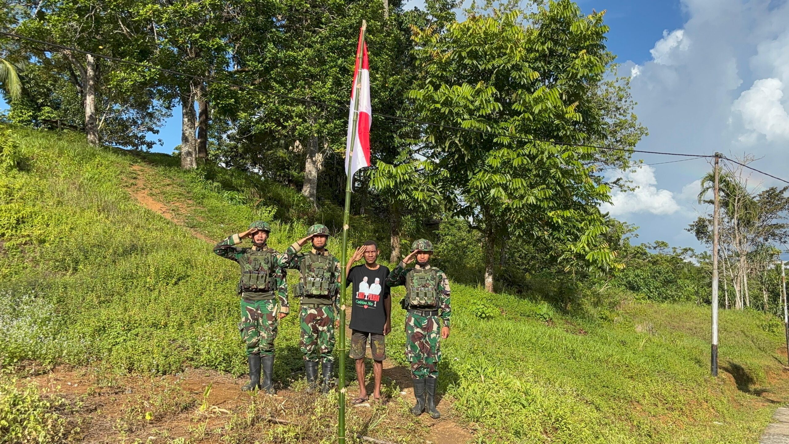 Nuansa Kemerdekaan Mulai Terasa di Tembutka, Satgas Yonif 126/KC dan Warga Bersatu Kibarkan Semangat Merah Putih