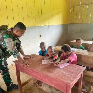 Satgas Yonif 126/KC Pos Kalikao Ajak Anak-anak SD YPPK Santo Sidorus Waropko Belajar dengan Ceria Satgas Yonif 126/KC Pos Kalikao Ajak Anak-anak SD YPPK Santo Sidorus Waropko Belajar dengan Ceria