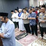 Polri Doakan Almarhum Afan Kurniawan Usai Shalat Jumat di Mabes Polri