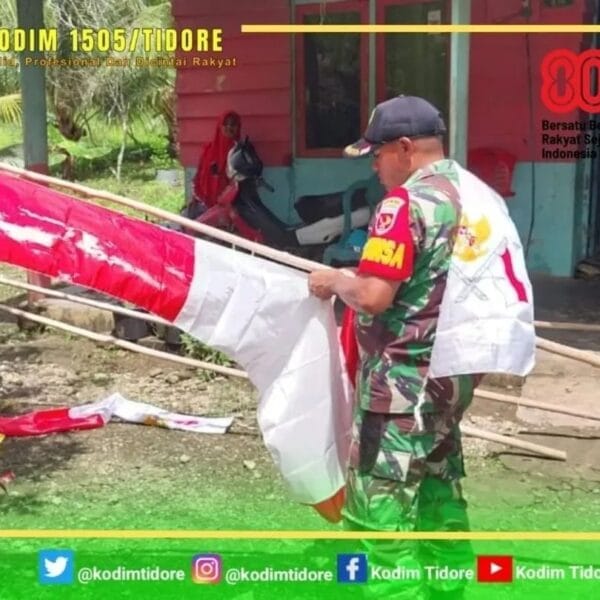 Meriahkan Hari Kemerdekaan, Babinsa Ajak Warga Pasang Bendera Merah Putih di Depan Rumah Masing-Masing