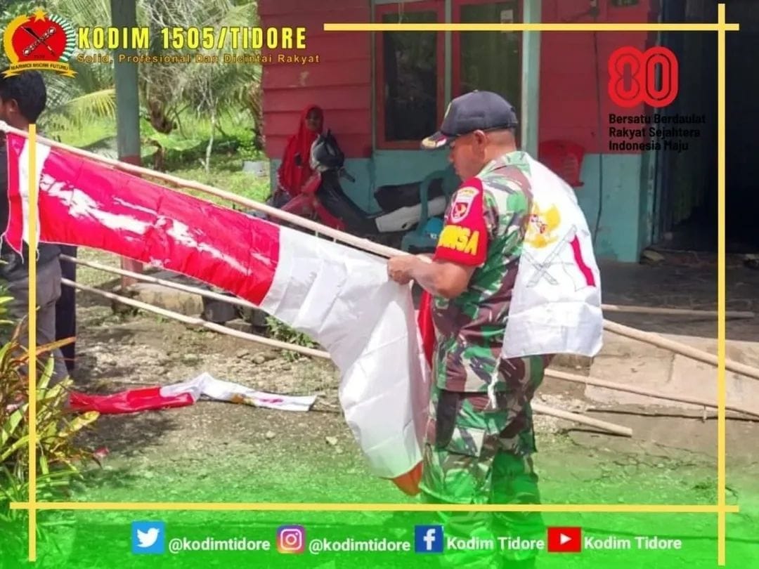 Meriahkan Hari Kemerdekaan, Babinsa Ajak Warga Pasang Bendera Merah Putih di Depan Rumah Masing-Masing