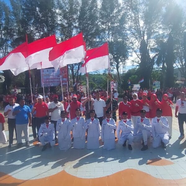 Gubernur PBD Canangkan Bulan Kemerdekaan dan Bagikan 10.000 Bendera Merah Putih