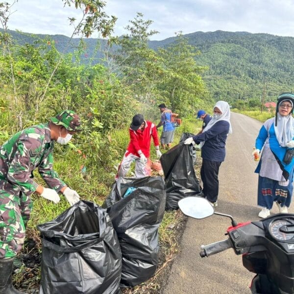 Peduli Lingkungan, Babinsa dan Warga Gotong Royong Bersihkan Sampah di Pinggir Jalan
