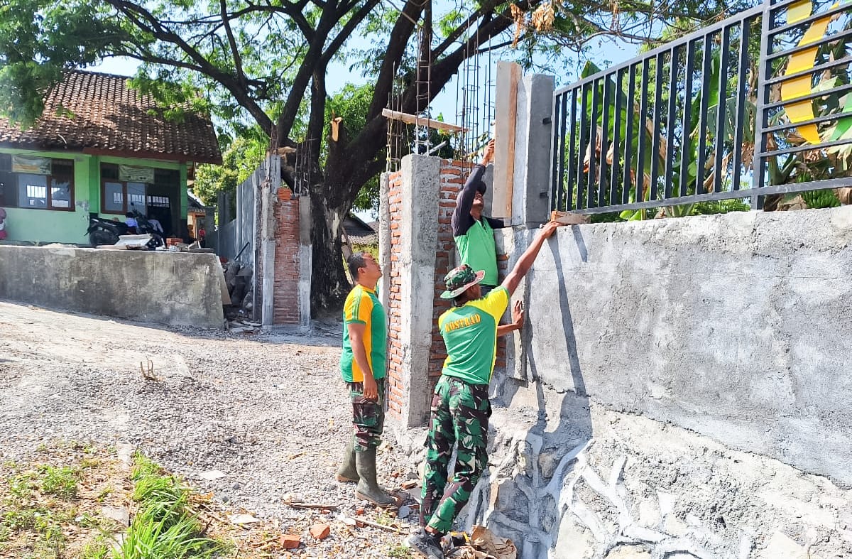 Satgas TMMD 125 Bojonegoro Bangun Pagar SDN Soko IV