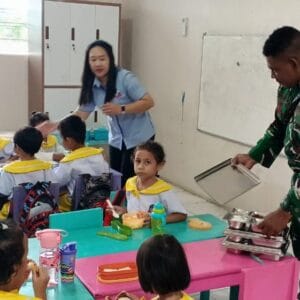 Babinsa Koramil 1710-02/Timika Dampingi Pelaksanaan Makan Bergizi Gratis (MBG) Di Wilayah Binaannya Babinsa Koramil 1710-02/Timika Dampingi Pelaksanaan Makan Bergizi Gratis (MBG) Di Wilayah Binaannya