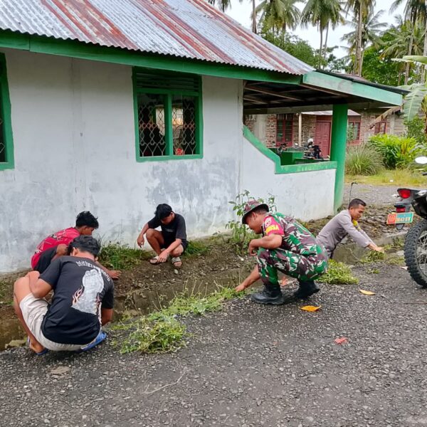 Wujud Kepedulian Lingkungan, Babinsa Bersama Warga Bersihkan Desa