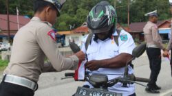 Jelang HUT RI ke-80, Satlantas Polres Maybrat Bagikan Bendera Merah Putih kepada Pengendara di Jalan