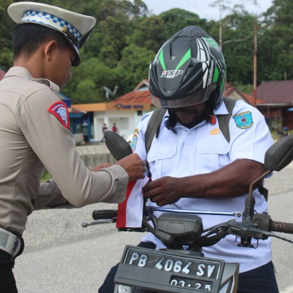 Jelang HUT RI ke-80, Satlantas Polres Maybrat Bagikan Bendera Merah Putih kepada Pengendara di Jalan
