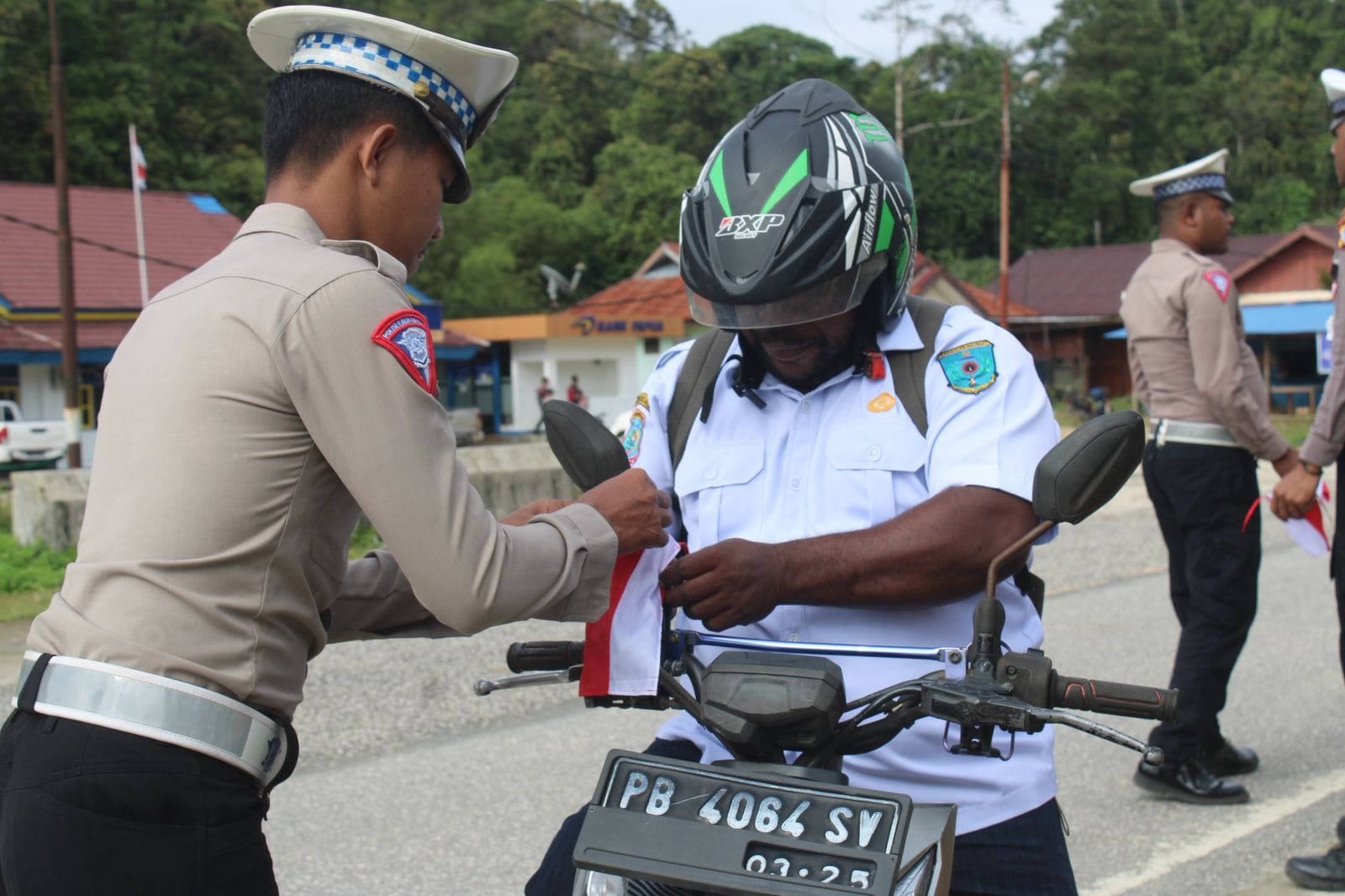 Jelang HUT RI ke-80, Satlantas Polres Maybrat Bagikan Bendera Merah Putih kepada Pengendara di Jalan