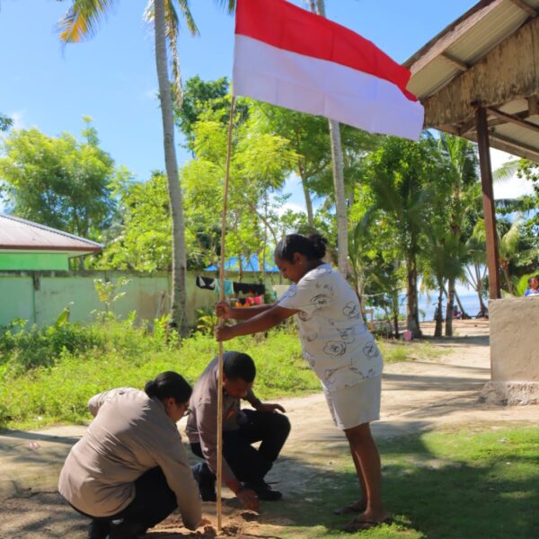 Polresta Sorong Kota Semarakkan HUT RI ke-80 dengan Bendera dan Perpustakaan Terapung di Pulau Raam