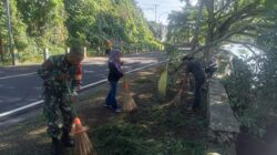 Tingkatkan Kepedulian Lingkungan, Babinsa dan Warga Lakukan Aksi Bersih-Bersih
