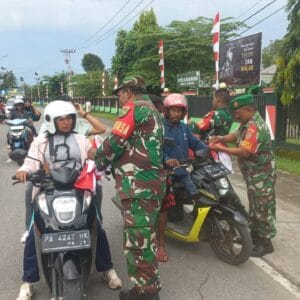 Tumbuhkan Rasa Cinta Tanah Air Jelang Peringatan HUT RI Ke-80 Tahun 2025, Anggota Koramil Timika Bagikan Bendera Merah Putih Bagi Pengguna Jalan Tumbuhkan Rasa Cinta Tanah Air Jelang Peringatan HUT RI Ke-80 Tahun 2025, Anggota Koramil Timika Bagikan Bendera Merah Putih Bagi Pengguna Jalan