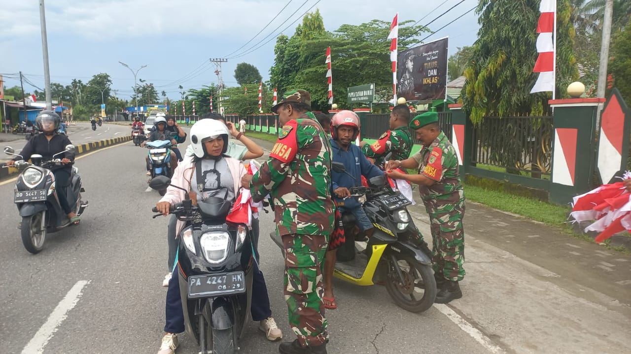 Tumbuhkan Rasa Cinta Tanah Air Jelang Peringatan HUT RI Ke-80 Tahun 2025, Anggota Koramil Timika Bagikan Bendera Merah Putih Bagi Pengguna Jalan