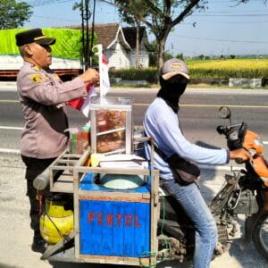 Kapolsek Widang Bersama Anggota Bagikan dan Pasang Bendera Merah Putih di Kendaraan Bermotor