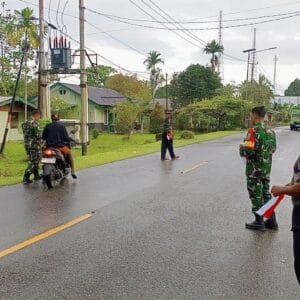 Babinsa Koramil 1710-07/Mapurujaya Semarakan HUT RI Ke-80, Bagikan Bendera Merah Putih Kepada Pengguna Jalan Babinsa Koramil 1710-07/Mapurujaya Semarakan HUT RI Ke-80, Bagikan Bendera Merah Putih Kepada Pengguna Jalan