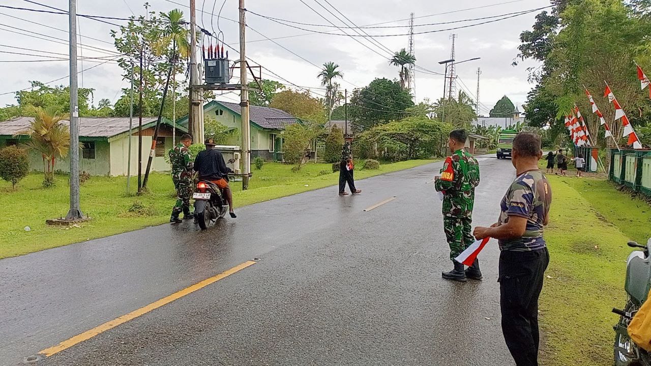 Babinsa Koramil 1710-07/Mapurujaya Semarakan HUT RI Ke-80, Bagikan Bendera Merah Putih Kepada Pengguna Jalan