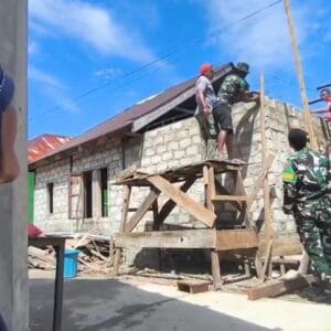 Janda 82 Tahun Terharu Rumahnya Direhab TNI Pada Pelaksanaan TMMD 125 Kodim 1506/Namlea Janda 82 Tahun Terharu Rumahnya Direhab TNI Pada Pelaksanaan TMMD 125 Kodim 1506/Namlea