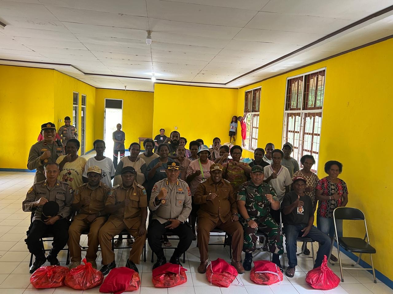 Kunjungan PJU Polda PBD, Salurkan Sembako dan Bendera Merah Putih di Kabupaten Maybrat