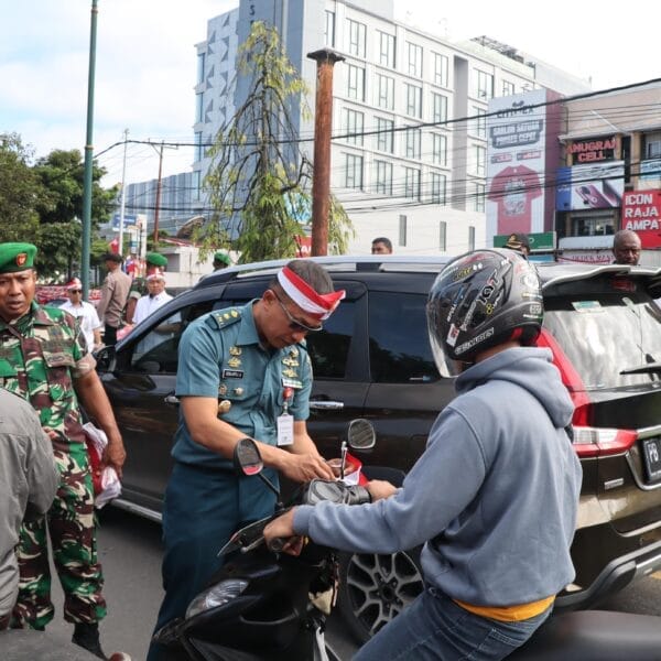 Tingkatkan Nasionalisme, Lantamal XIV Ikuti Kegiatan Pembagian 3.729 Buah Bendera Merah Putih di Kota Sorong