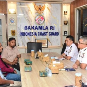 Bakamla RI – Korea Coast Guard Selamatkan 8 ABK WNI dari Dugaan TPPO di Korsel