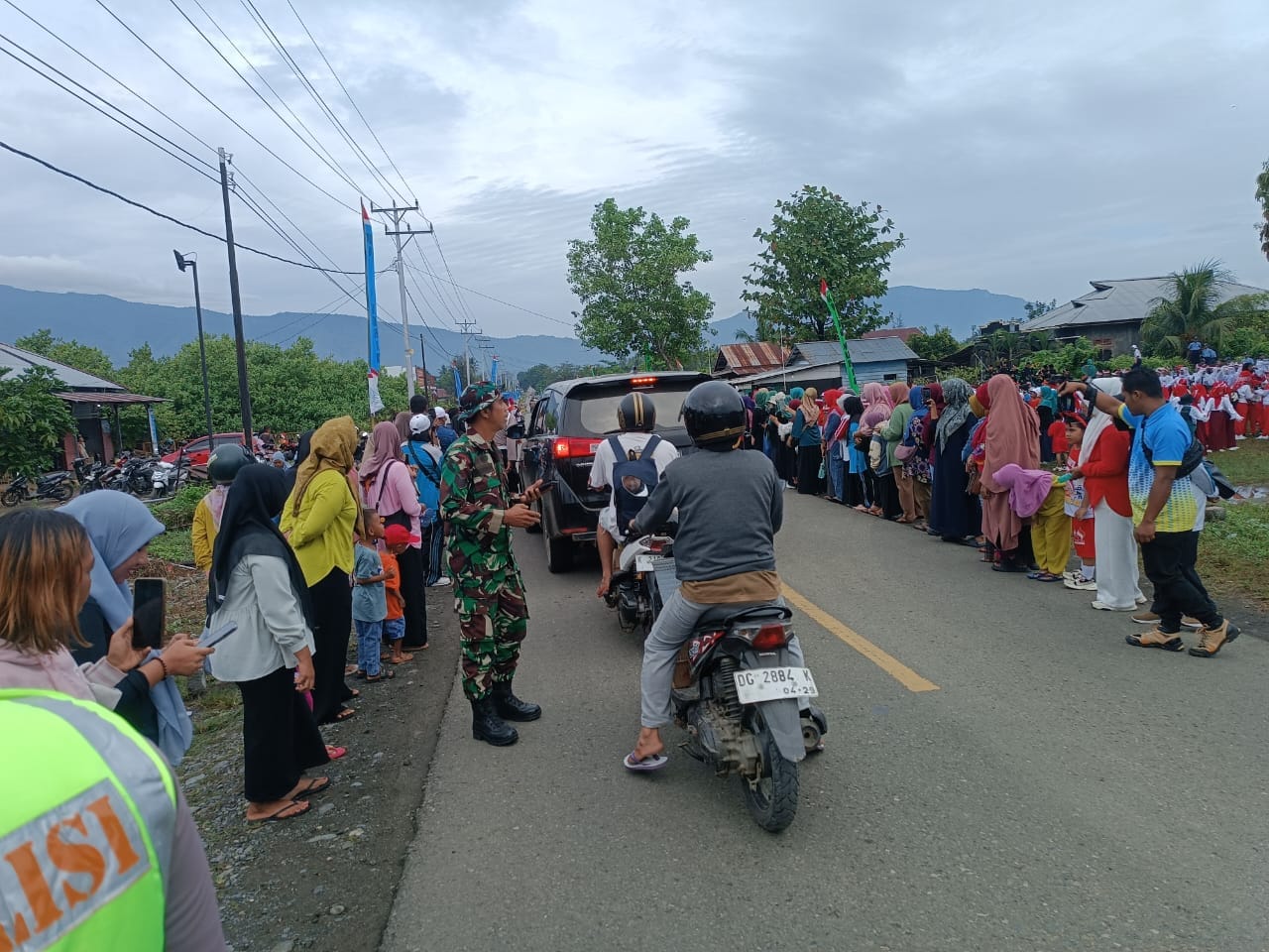 Semarak Kemerdekaan, Babinsa Koramil 1505-02 Wasile Pantau Lomba Gerak Jalan