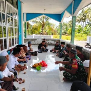 Hangatnya Kebersamaan, Koramil 1505-02 Wasile dan Warga Bagikan Hidangan Seusai Shalat Jumat