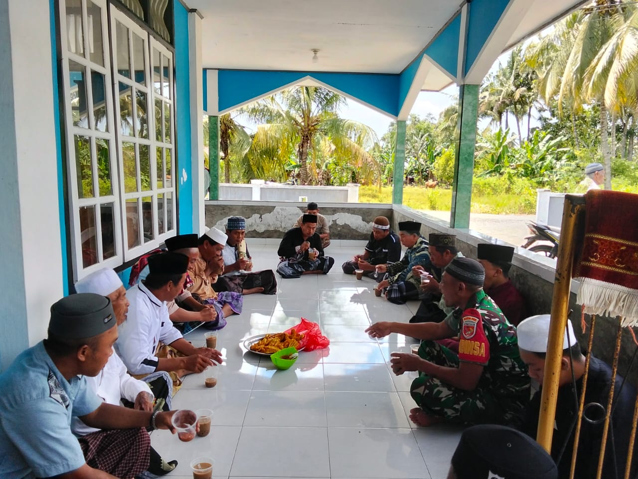 Hangatnya Kebersamaan, Koramil 1505-02 Wasile dan Warga Bagikan Hidangan Seusai Shalat Jumat
