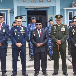 Dandim 1710/Mimika Ikuti Upacara Tabur Bunga di Pelabuhan Poumako Dalam Rangka Memperingati HUT Ke-80 Kemerdekaan RI Dandim 1710/Mimika Ikuti Upacara Tabur Bunga di Pelabuhan Poumako Dalam Rangka Memperingati HUT Ke-80 Kemerdekaan RI