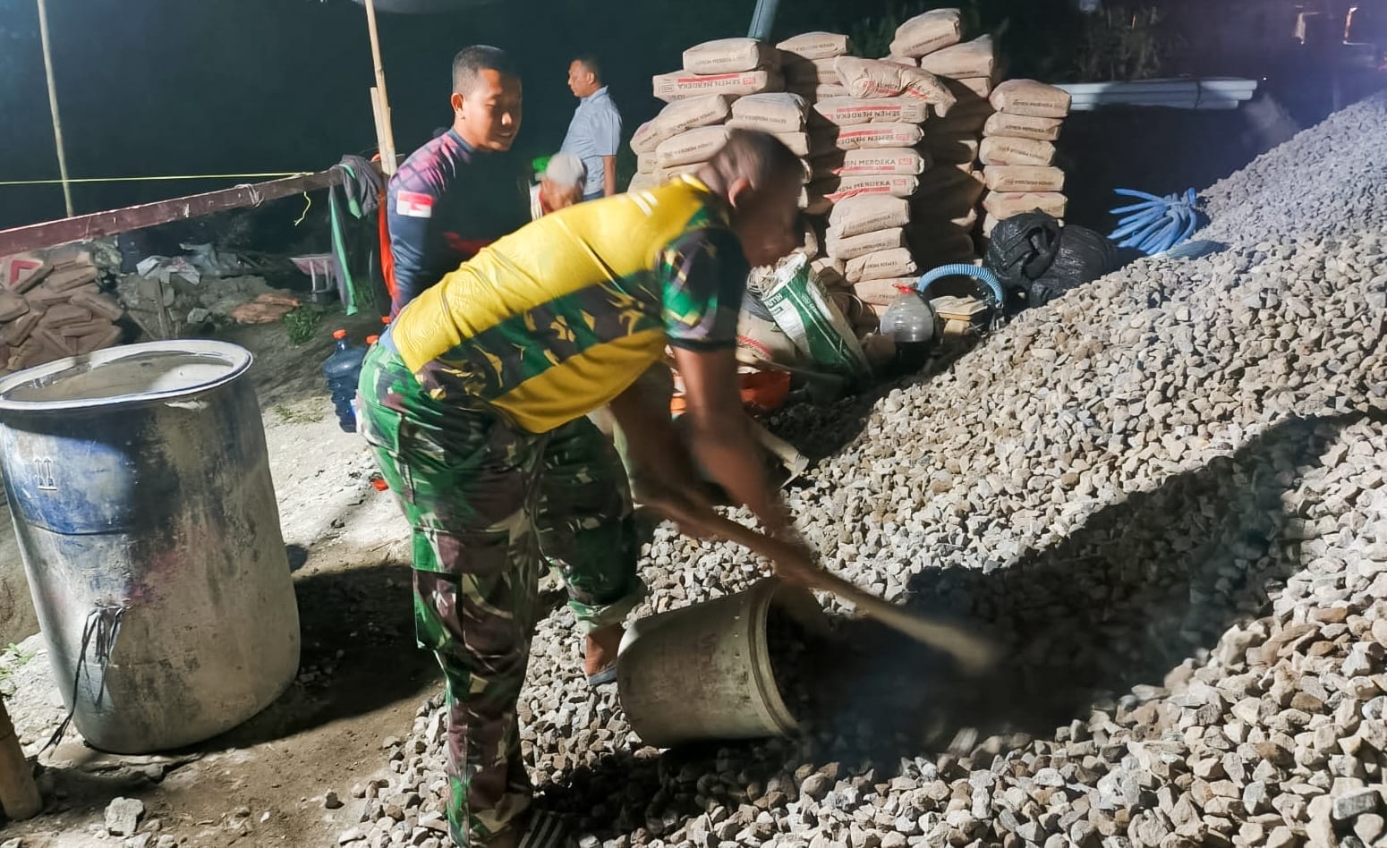 Maksimalkan Pekerjaan, Satgas TMMD 125 Bojonegoro Kerja Lembur