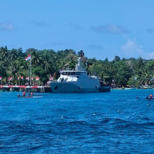 KRI Matabongsang-873 Dukung Upacara HUT Ke-80 Kemerdekaan RI di Pulau Mbromsi