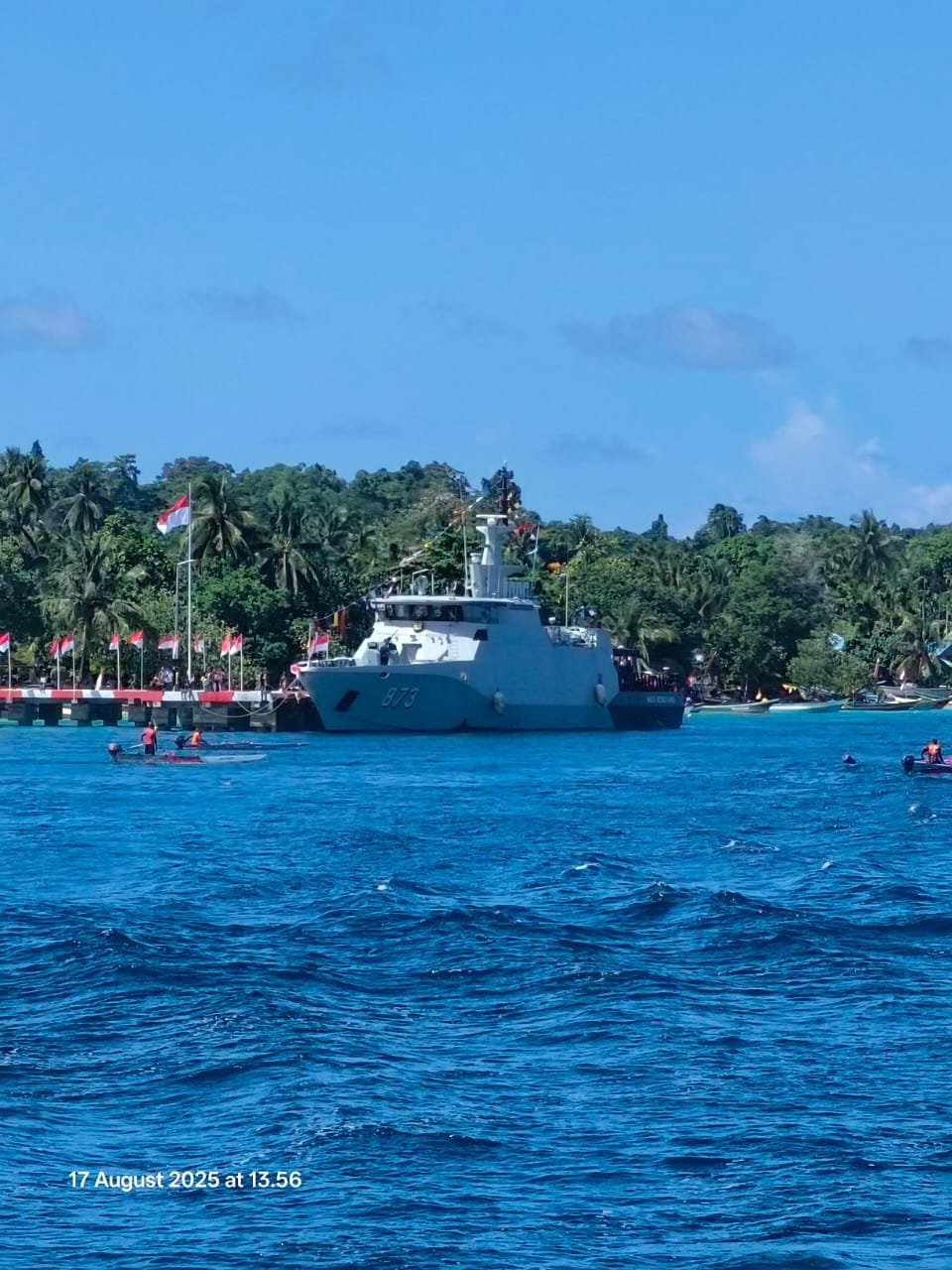 KRI Matabongsang-873 Dukung Upacara HUT Ke-80 Kemerdekaan RI di Pulau Mbromsi