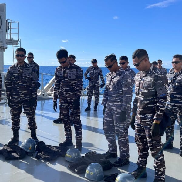 KRI Balongan-908 Gelar Latihan Menembak di Laut Pasifik